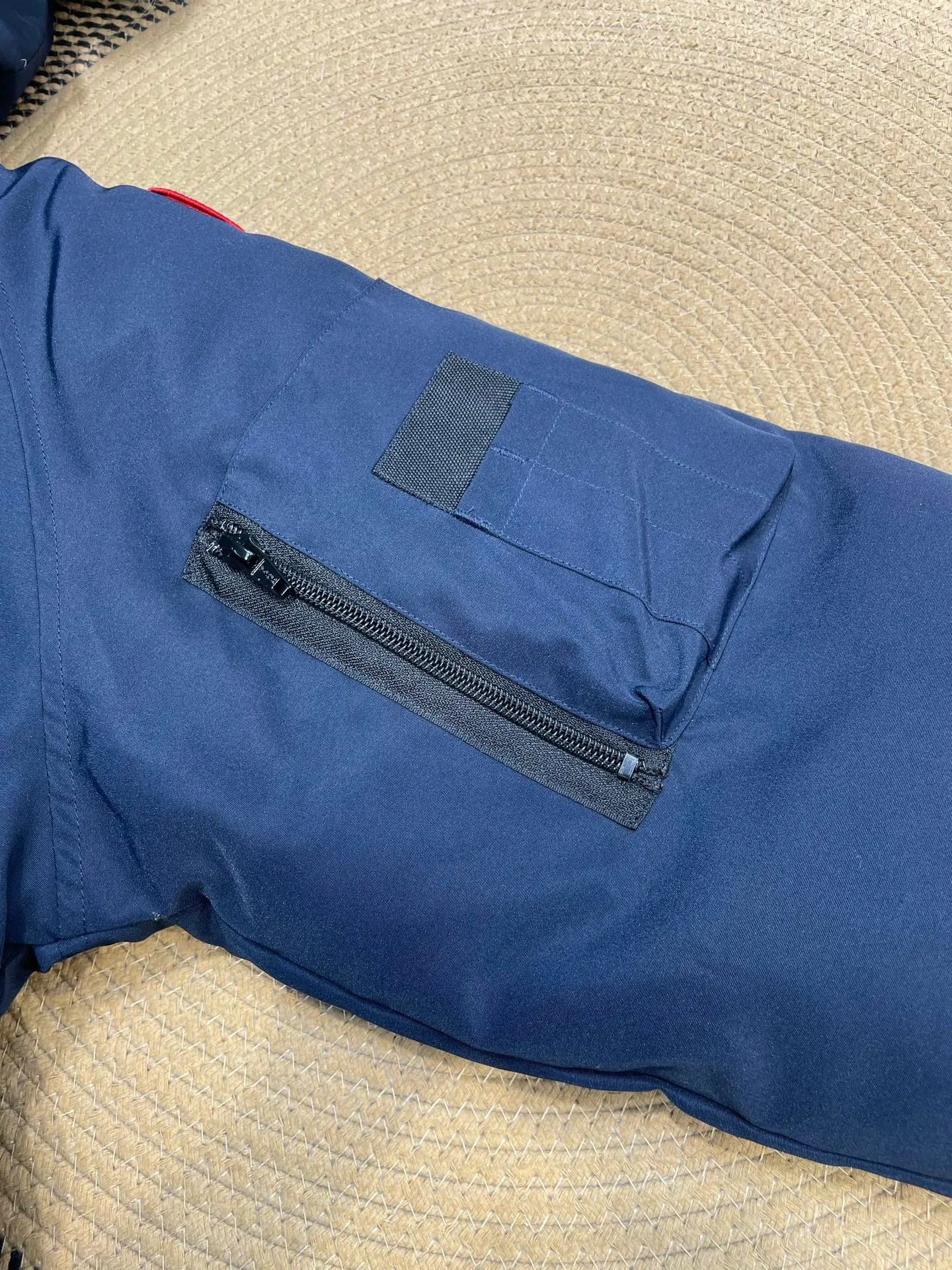 P780 high-end version Canada Goose Canada Goose #Chilliwack 7999M bomber jacket short down jacket/01 model #Men and Women Same Style# ➖ Genuine synchronous anti-counterfeiting chip sensor! ➖ Imported 21S polyester-cotton blended original fabric [last year’s 16S/18S hard fabrics have been completely eliminated, this year all use 21S genuine synchronous fabrics, the soft mid-strap feels delicate and textured], genuine synchronous Feather-Light 10D waterproof coating fabric, made of 84.5 polyester fiber and 15.5 cotton, 100% the best feel in the entire network! ➖ The genuine official website is synchronized with the national standard 80 white duck down, you can check the official website customer service, there will never be a series of misleading claims such as 90 down or goose down! ➖ Using the best nylon lining with double double-layer sealing design, velvet-proof No. 7 needle + grid-filled down ready-made garments, there is 100% no so-called velvet running! ➖ The cuffs are designed with thickened seamless threads, and the collar and pockets are lined with top-quality polar fleece to keep you warm and comfortable! ➖ Yoshida YKK provides original custom-made electroplated sliders. YKK two-way lockable zippers are tight and smooth and will not peel off paint! ➖ 3M composite guarantees that the Velcro is the same as the original, durable, and all accessories and hardware are custom-made! ➖ Imported BEHRINGER embroidery machine to customize the 10,000-needle embroidery logo, 98% of which can be reproduced to restore the original logo. You can check and compare on the official website! ➖ The fur collars are all made of large pieces of Western Canadian blue wolf hide, ensuring that each fur collar is 13-15cm wide!   Size:XS-XXL